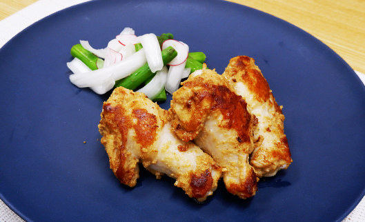 鶏手羽元焼き（新玉葱とアスパラのぬか漬サラダ添え）