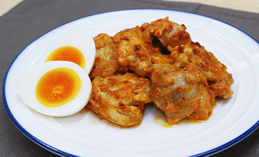 鶏もも肉のピリ辛焼き（卵のぬか漬添え）