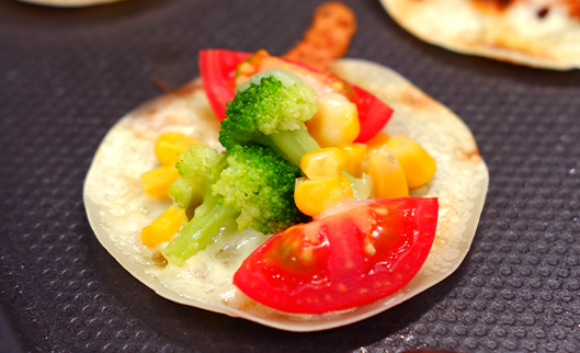ホットプレートで♪餃子の皮ピザ（シャキシャキブロッコリー使用）