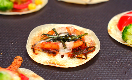 ホットプレートで♪餃子の皮ピザ（ご飯がススム松前キムチ使用）