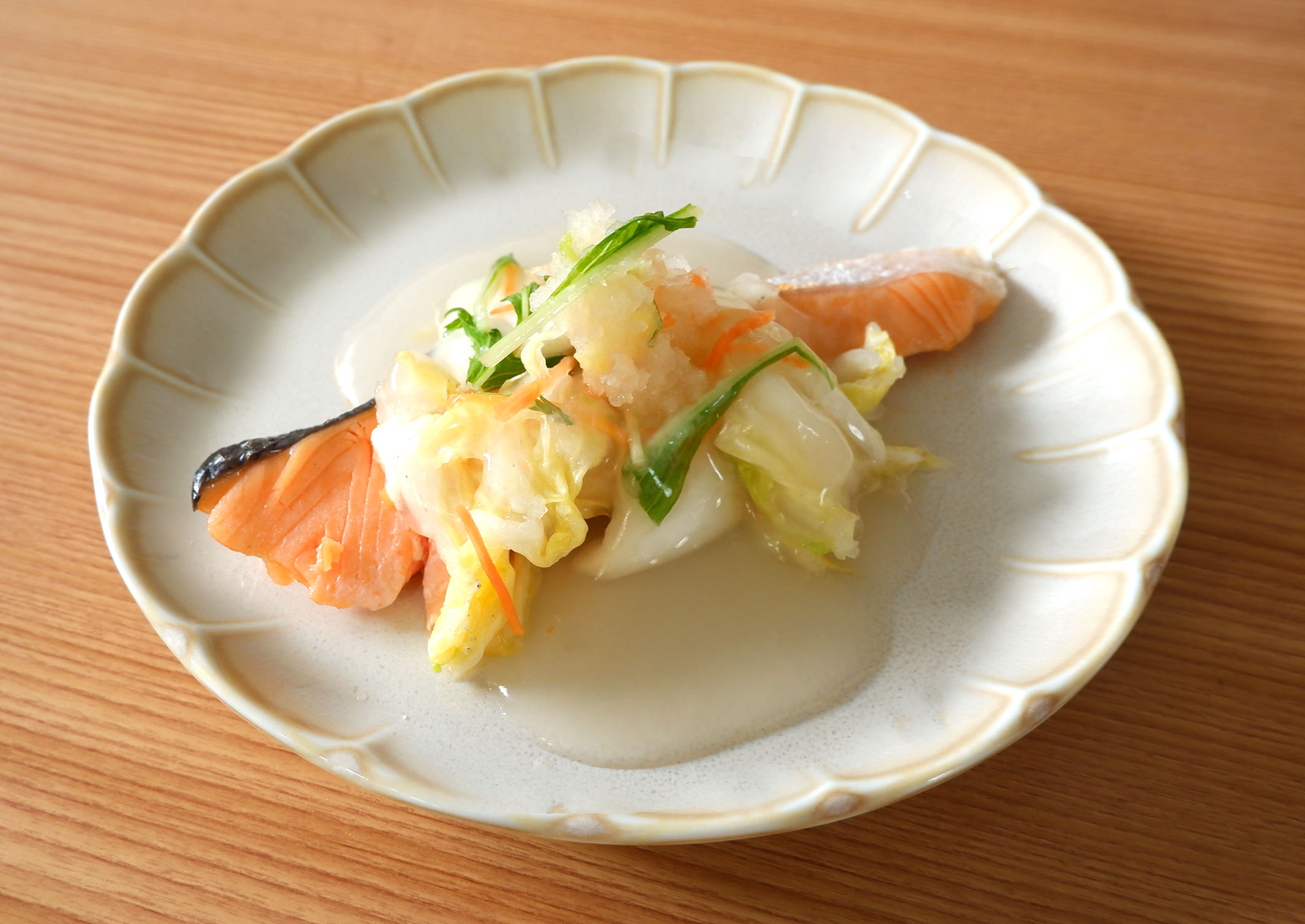だしをきかせた 鮭のみぞれあんかけ